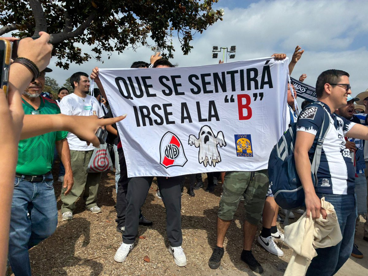 SancadillaNorte's tweet photo. El trapo que sacaron los Rayados en la previa al partidazo contra River. https://t.co/hZuC2ZXQpM