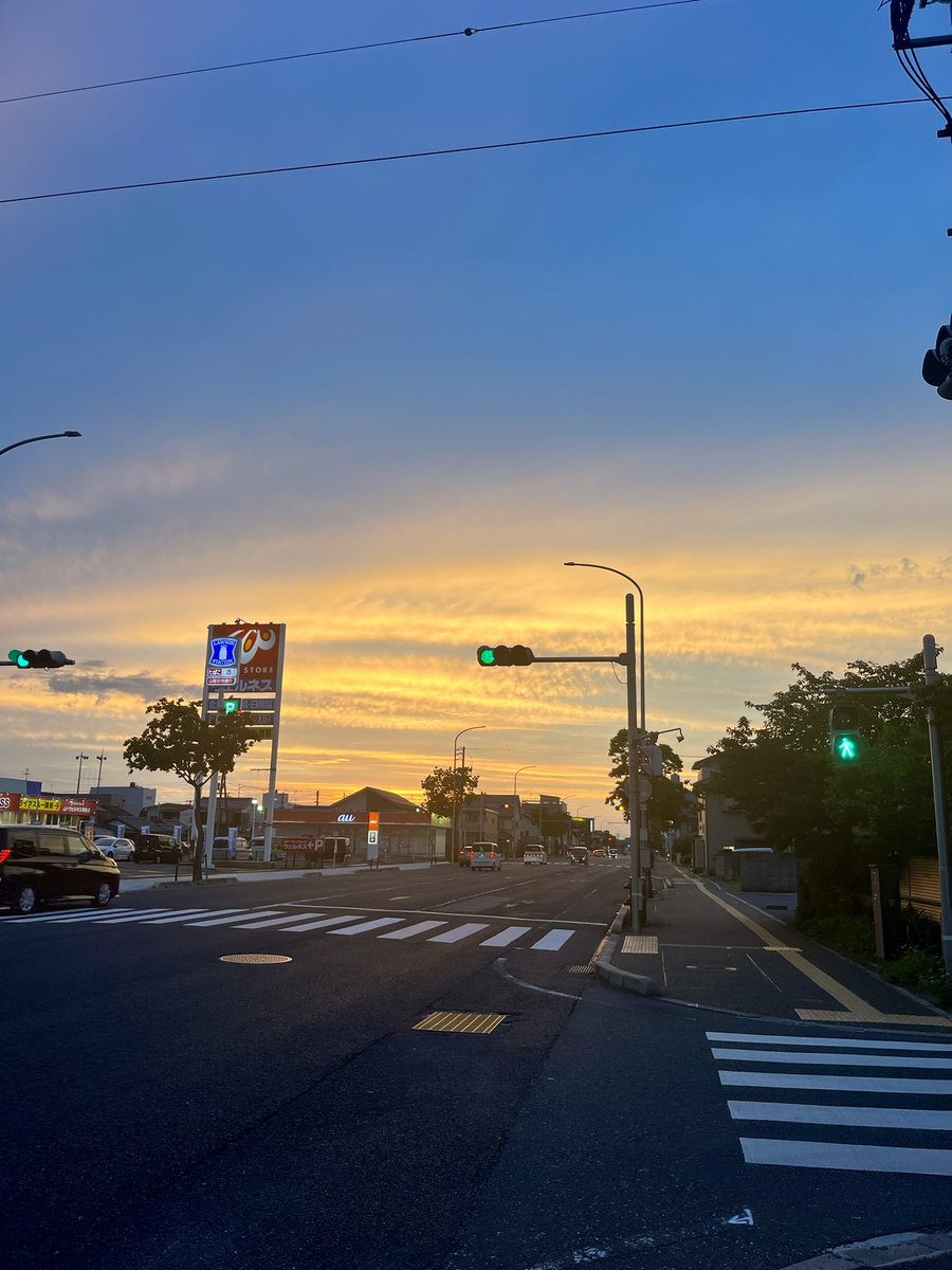 長いお休みをいただきましてご不便をおかけしました。休暇中のご注文、順次発送しますね。が、『Sweet Dreams』第5号の在庫がなくなりまして🤔、これから増刷します。後送しますので少々お待ちを。ちなみに次号も制作中です。本日は夏至の日、夜7:30でも米子はこの明るさでよかったな。では引き続き🙏