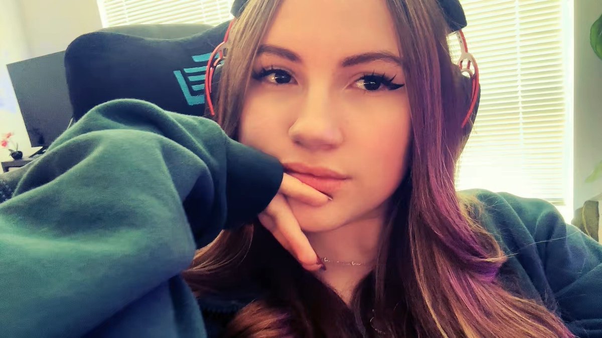 violet tweet media
