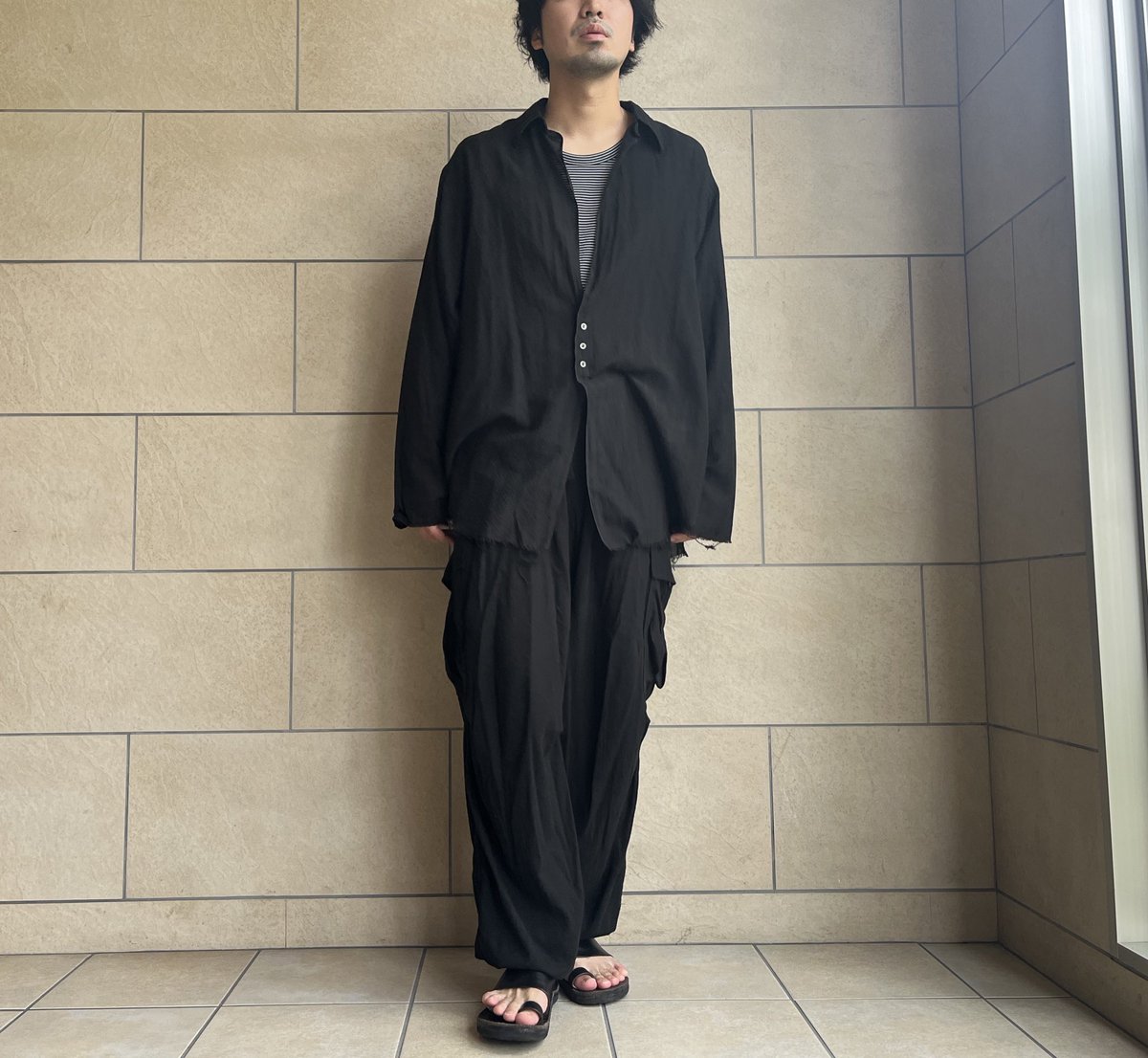 kore_0721's tweet photo. 夏の自分のメインウェアを纏った日。
インナーのmaateeのシルクタンク
▶︎着心地抜群。ネックの浅めでバランス◎
シャツ　薄くてもはや着心地無し。程よい野暮ったさ◎

シャツ　#barbellobject 
インナー　#maateeandsons 
ボトム　#comoli 
サンダル　#juttaneumann https://t.co/2p2hchRYDs