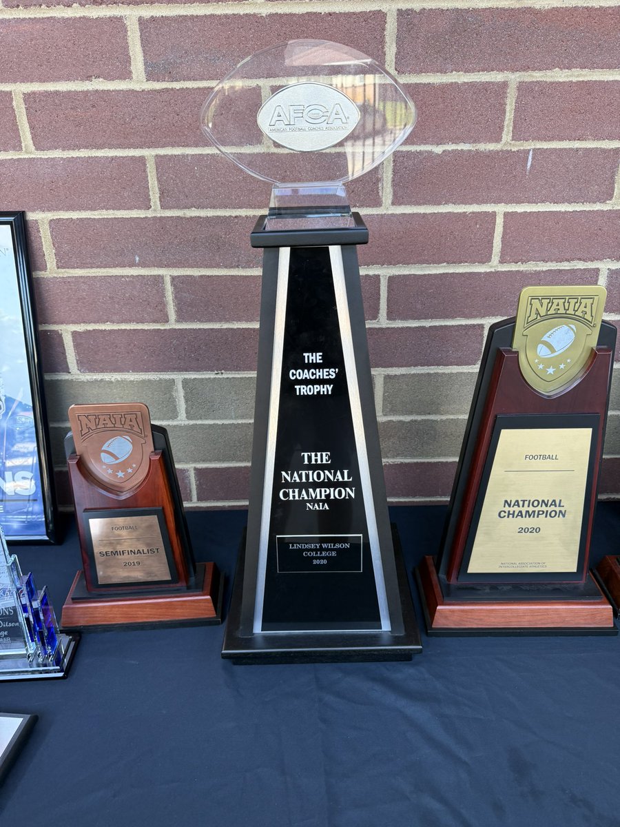 MedlenNoah's tweet image. Great camp today @LWC_Football. Got to work at both center and long snapper. Thank you @CoachBright11 and @CoachKleckler for the invite and time today. Hope to be back this fall for a game!
Always proud to represent @SenatorsFB