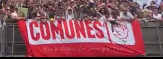“Douglas te quiere”, el alias del narcotraficante de la oficina de envigado se ve en la concentración pro grobierno en Medellín, también banderas y pancartas del partido FARC, ¿sorprende?