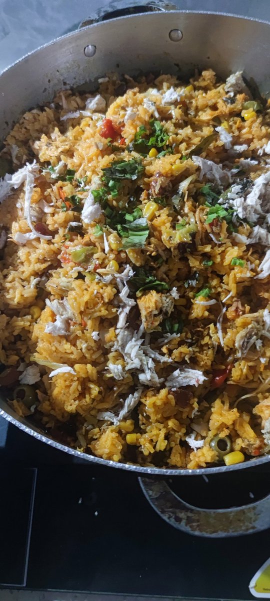 Mi querido @Hevz, te presento mi arroz con pollo en tiempo de lluvia...ambrosía! Bonito y riquito...ahora yummi yummi.