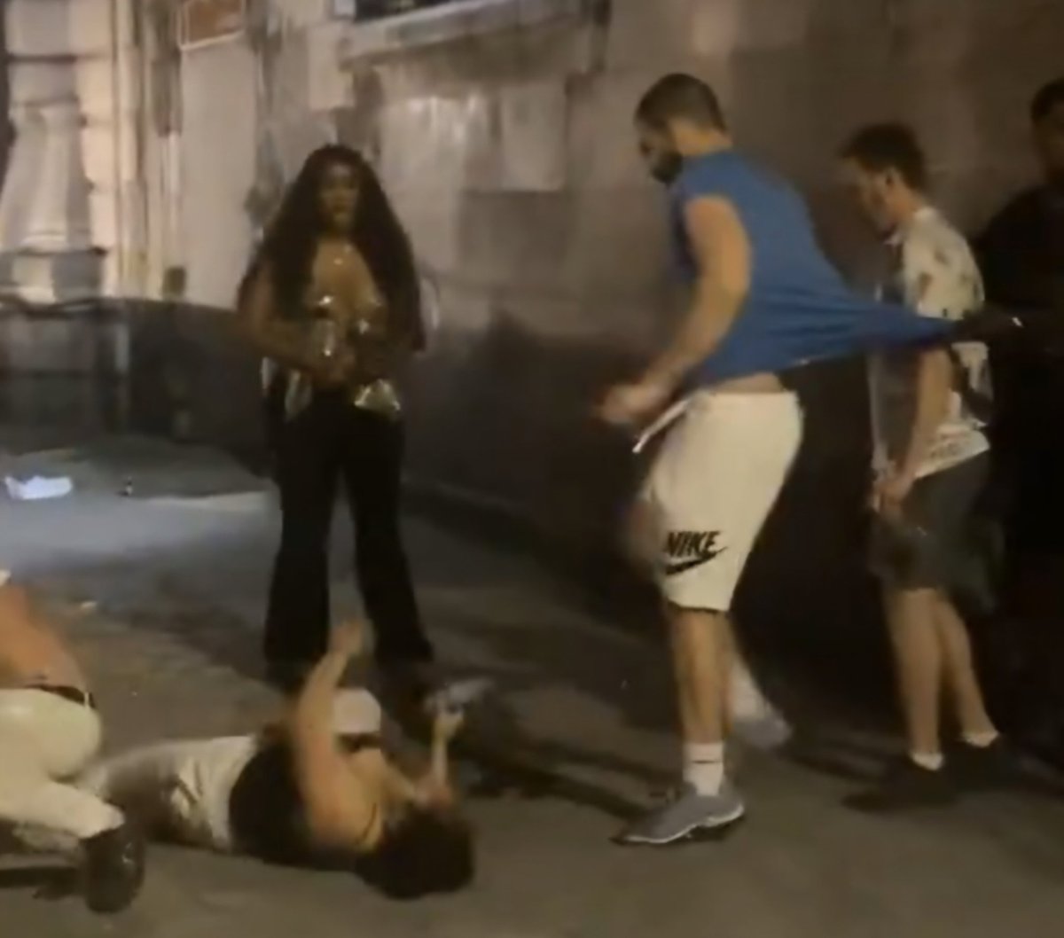 Ekhouvannaai's tweet photo. @PoliceNationale @prefpolice il faut retrouver cet agresseur d'une femme à terre d'un coup de pied violent à la tête, c'est pas possible ! Sans parler de la suite de l'agression... Vous ne pouvez pas laisser ce délinquant s'en sortir comme ça !
#FetedelaMusique #Chatelet https://t.co/EqJdhHJoGC
