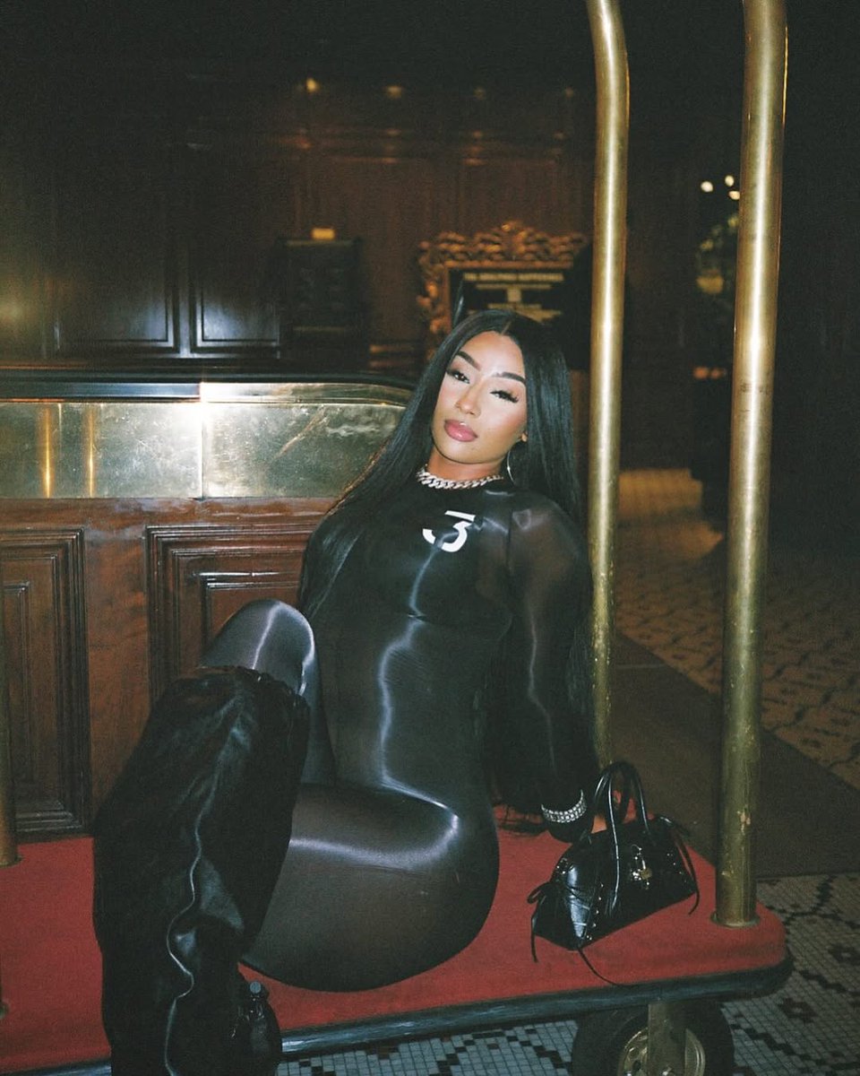 Can you blame her? I am the main her. ⌗𝐈𝐂𝐘𝑔𝑎𝑙𝑎