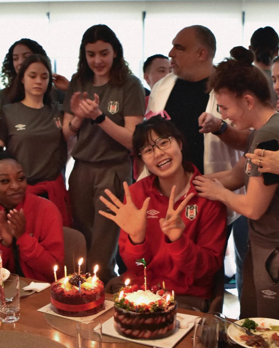 李月汝さん(201cm)の誕生日祝い。
手が大きすぎて、ケーキを鷲掴みにできそうです。