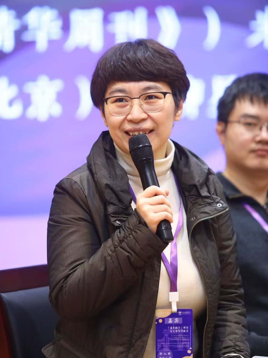 Tsinghua_Uni's tweet image. Prof. Xing’s Writing &amp;amp; Communication course shows how she bridges #STEM &amp;amp; humanities. Using the idea of “structure” as a common thread, she explores storytelling, enabling students from diverse backgrounds to engage with #ScientificThinking in creative ways. #MyTsinghuaStory