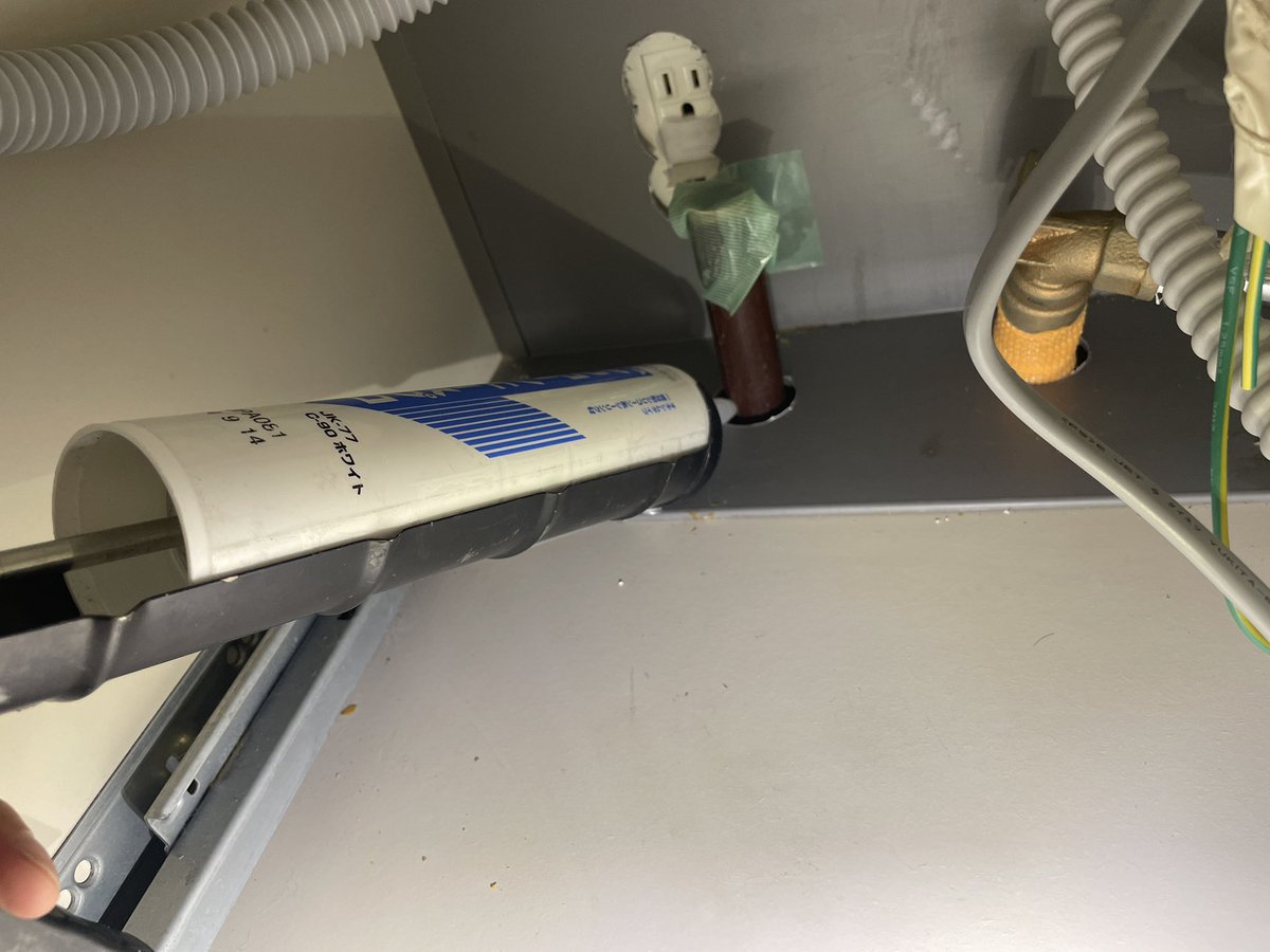 inocchi8562's tweet photo. プロ害虫駆除業者が実際にやっている"本当は教えたくないバレると不都合な裏技"を公開します。キッチンや洗面のここの穴の隙間をコーキングでこうやって塞いでおきます。これでコガネムシやGの侵入を8割防げます。 https://t.co/F49xIdmr1o