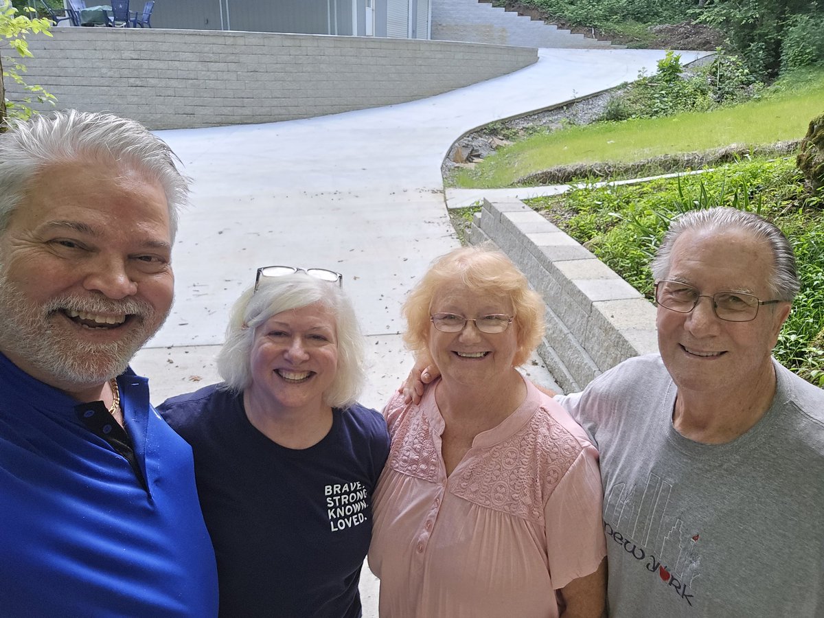 Loved our visit today with Rita and Bob. I worked with Rita for several years at Amazon's BNA2 in Lebanon. We saw them last Saturday at the Nashville Singers "Sounds of Summer" concert.