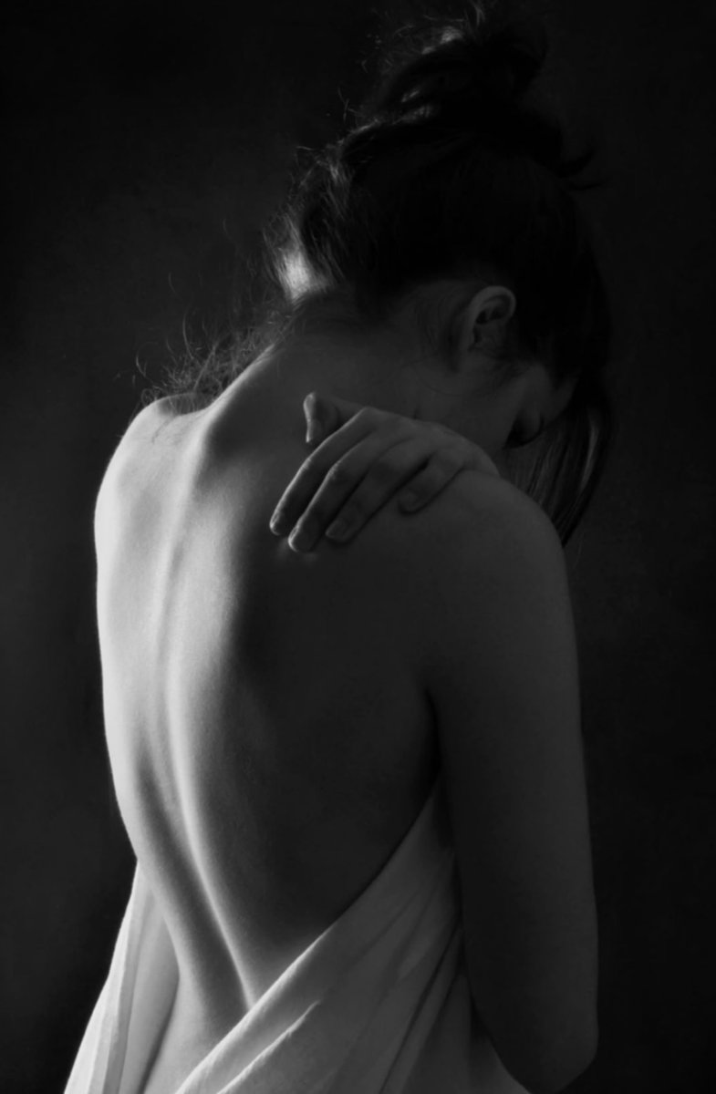 ٢:٤٤ ص
أحتاج إلى قُبلة ولكن في أعماق صدري ………………………….💭