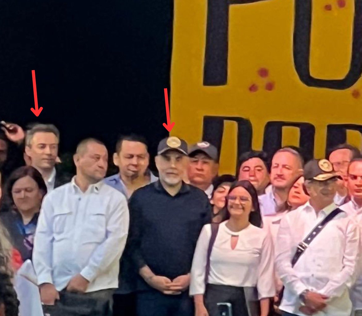 Qué vergüenza! Así se ve “el cambio” hoy en la plaza de Alpujarra, Benedetti y Quintero rodean a Gustavo Francisco, ni pagando buses, indígenas y comida logran limpiar la nefasta imagen de este gobierno criminal!