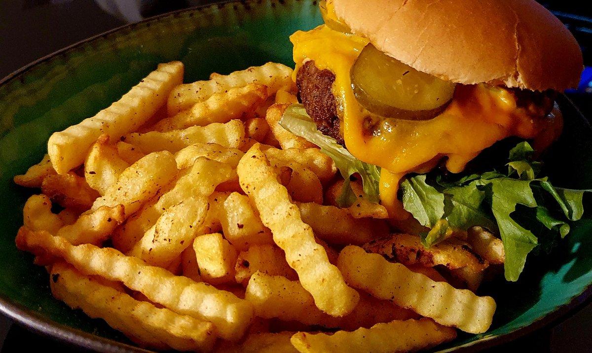 Burger Time 🍔😋
#burger #cheeseburger #Foodie