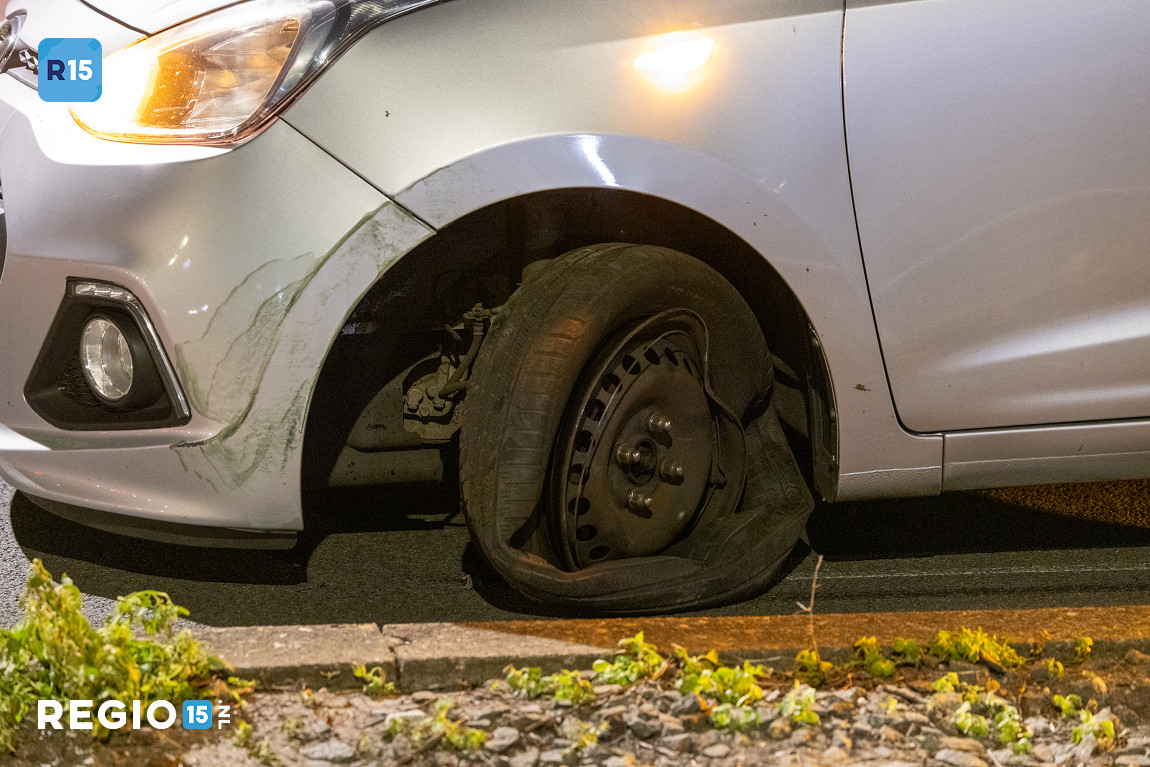 Automobilist rijdt tegen hekwerk en loopt weg in Den Haag
