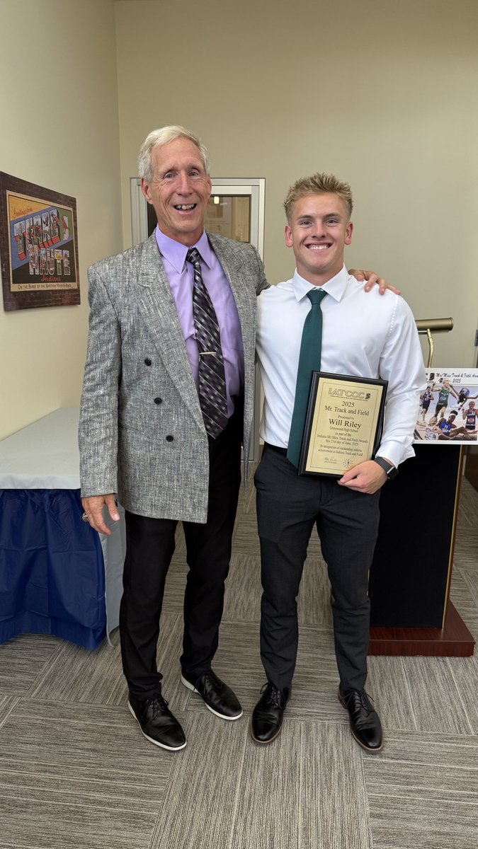 WoodmenXCTF's tweet image. How cool is this? Will Riley receives his IATCCC Mr. Track & Field Award from Ben Davis head coach and Greenwood alum Mike Davidson. Coach Davidson was the longtime school record holder in the 100 until Will broke it in 2023.
@BDtrack @GHSWoodmen @INTrackCCAssoc