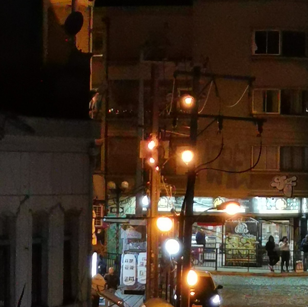 ericdiazmella's tweet photo. @Chilquinta600 En Plazuela Ecuador, Valparaíso, hay fuego en un poste de tendido eléctrico https://t.co/3qvFKfcRss