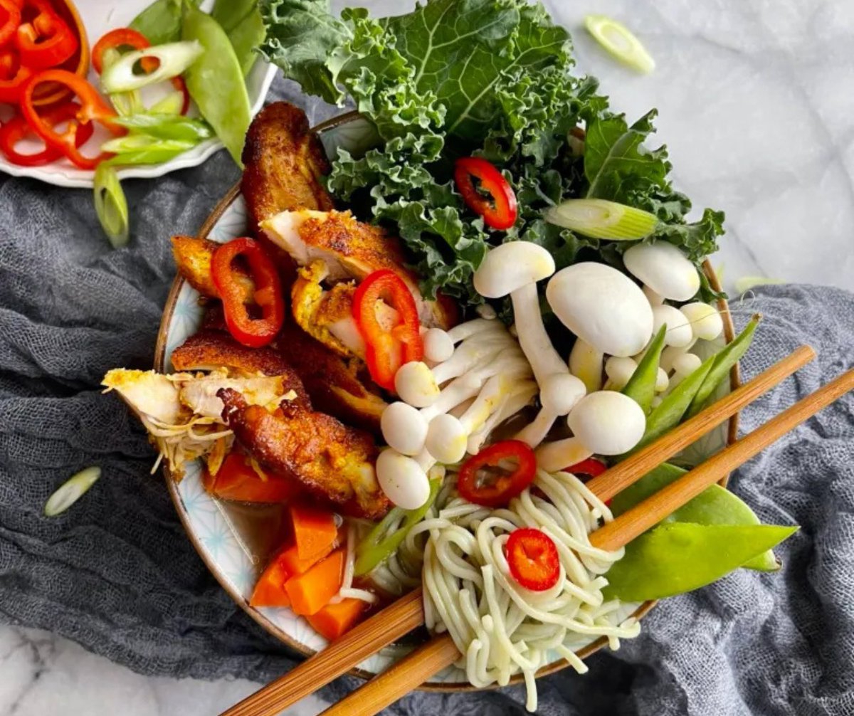 Glow from the Inside Out with this nourishing Weeknight Lemongrass Ramen Bowl w/Crispy Chicken! 🍜🌱

#Whitesparrowfoodco delights with this immune-boosting bowl, the perfect blend of comfort + #cleaneating. 👉 tinyurl.com/bptpv2vu 

#wellnesstv4u #healthyrecipes #amazebowls🍜