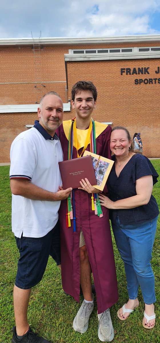 DanielGreff's tweet image. From a walk through BG, to prom, to finally walking the stage - this week has been nothing more but a reminder of how truly blessed I am... thank you to everyone who made my education enjoyable &amp;amp; engaging! @BGreenSchool @WTClarkeMS @lizkinsella93 @WTCRams @emeadowschools