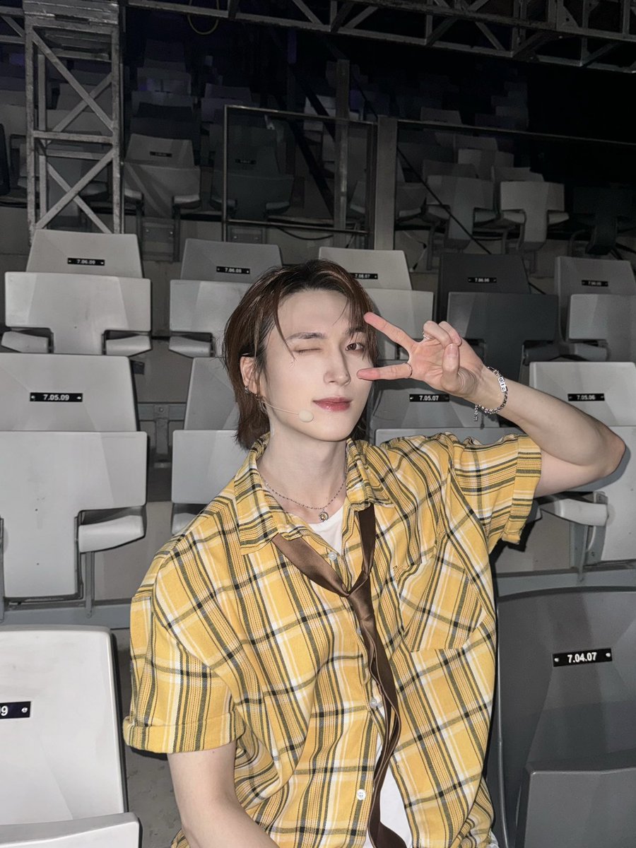 [#범수]

Allo bank festival 2025!! 인이어 빼고 응원소리 불러주는 가사들 다 열심히 들었어! 진짜 최고의 순간이야! 응원봉 초록색으로 물든 공연장을 본 순간부터 행복 MAX!! 이 순간이 다 쏘블리 덕분이야 사랑해!💜

cr. XODIAC_MEMBERS
#XODIAC #소디엑 #BEOMSOO #범수