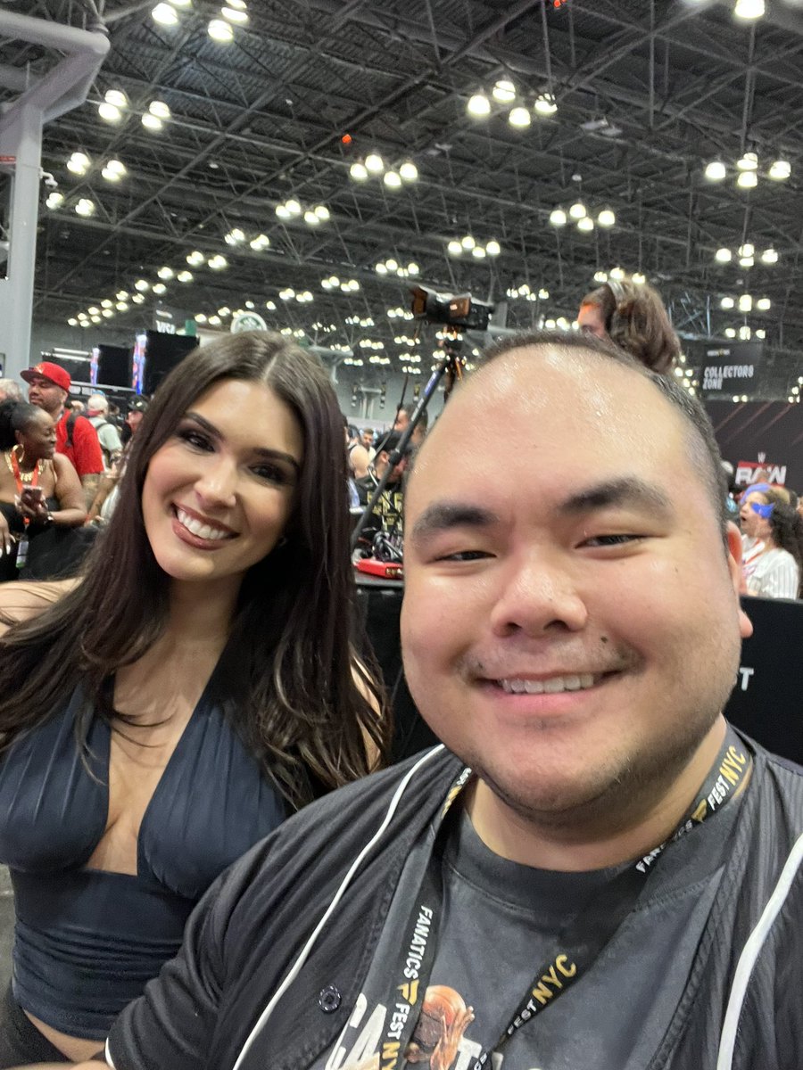 markbuen's tweet photo. Such a pleasure meeting you this weekend at #Fanaticsfest @catherinekelley 😁 https://t.co/HejXFyeP4m