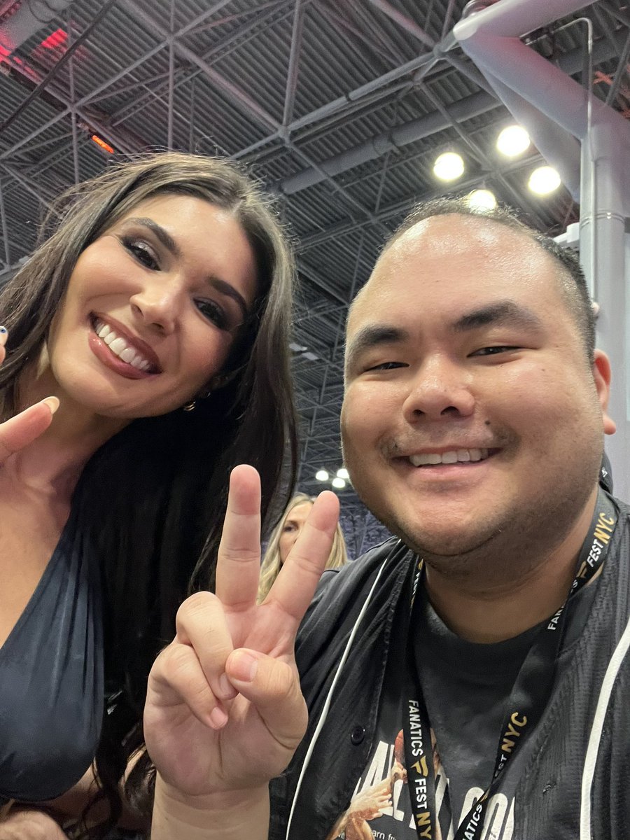 markbuen's tweet photo. Such a pleasure meeting you this weekend at #Fanaticsfest @catherinekelley 😁 https://t.co/HejXFyeP4m