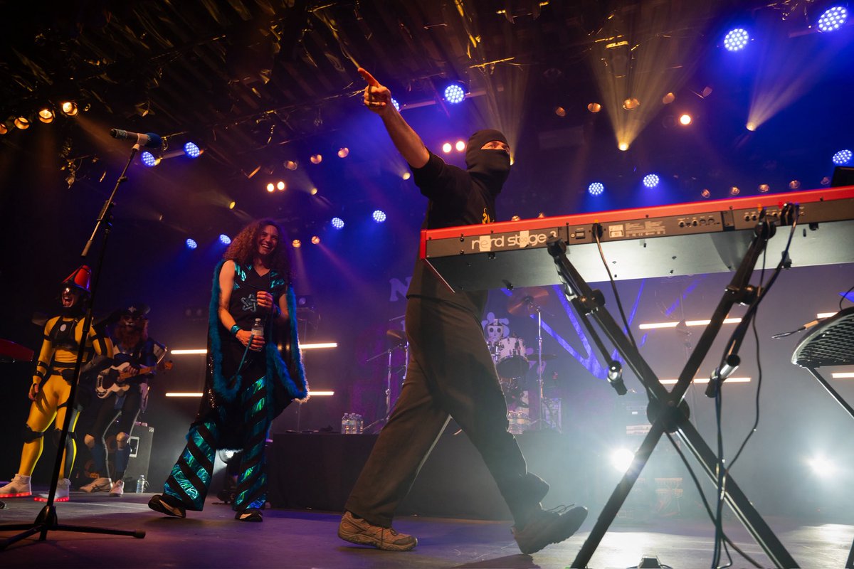 ninjasexparty's tweet image. We can’t believe we’re 28 shows fancier. YOU ALL made the Pure Elegance Tour the time of our lives — THANK YOU!!