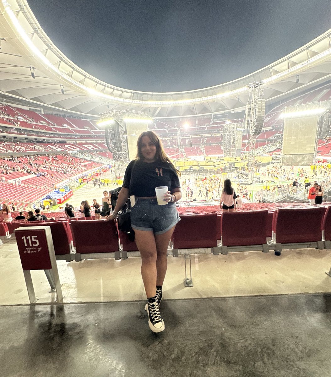 vickivilasss's tweet photo. Pffffff c o n c i e r t a z o de mi @Dellafuente_ 🤯❤️ https://t.co/AkAPAFmorh