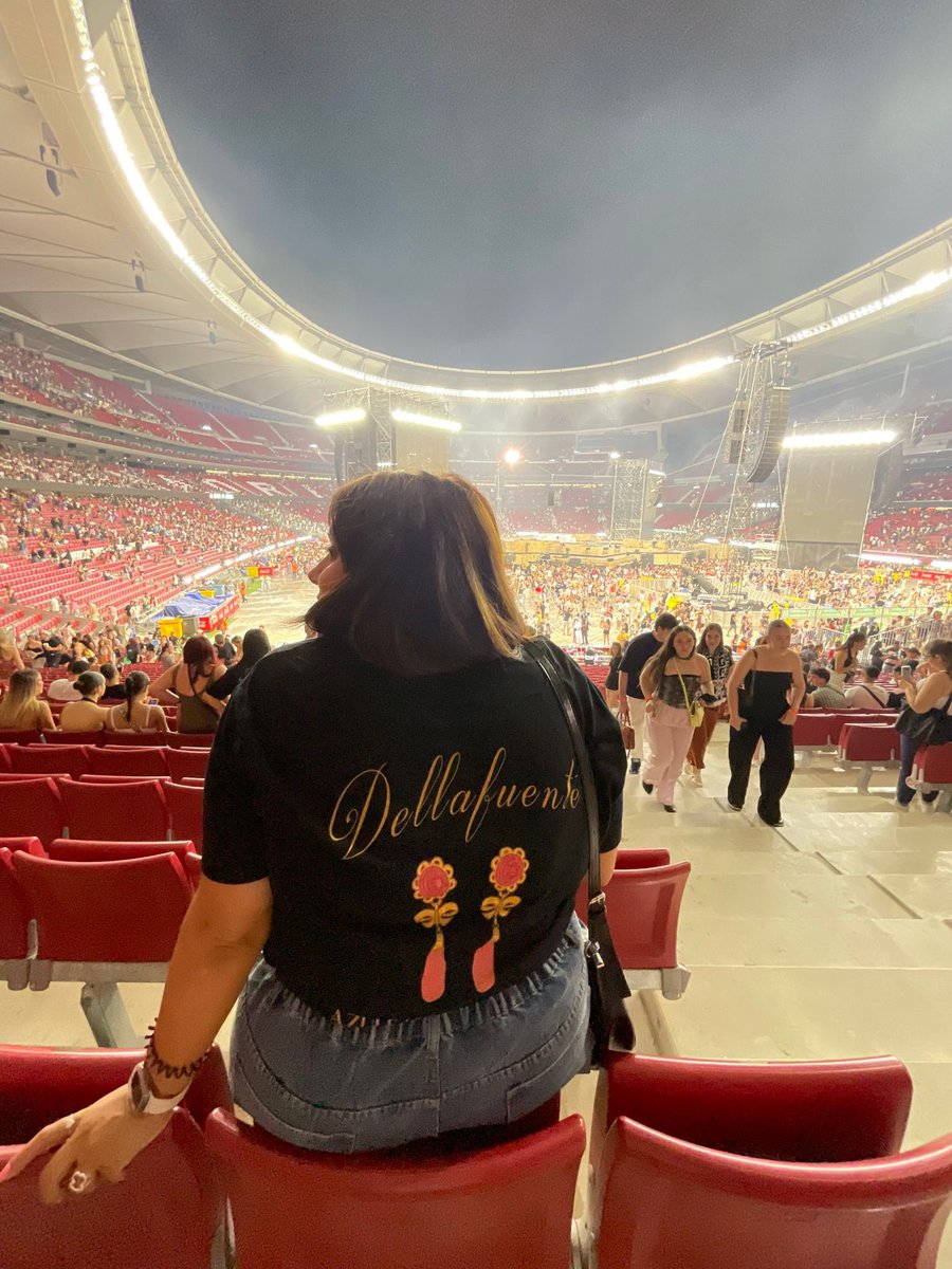 vickivilasss's tweet photo. Pffffff c o n c i e r t a z o de mi @Dellafuente_ 🤯❤️ https://t.co/AkAPAFmorh