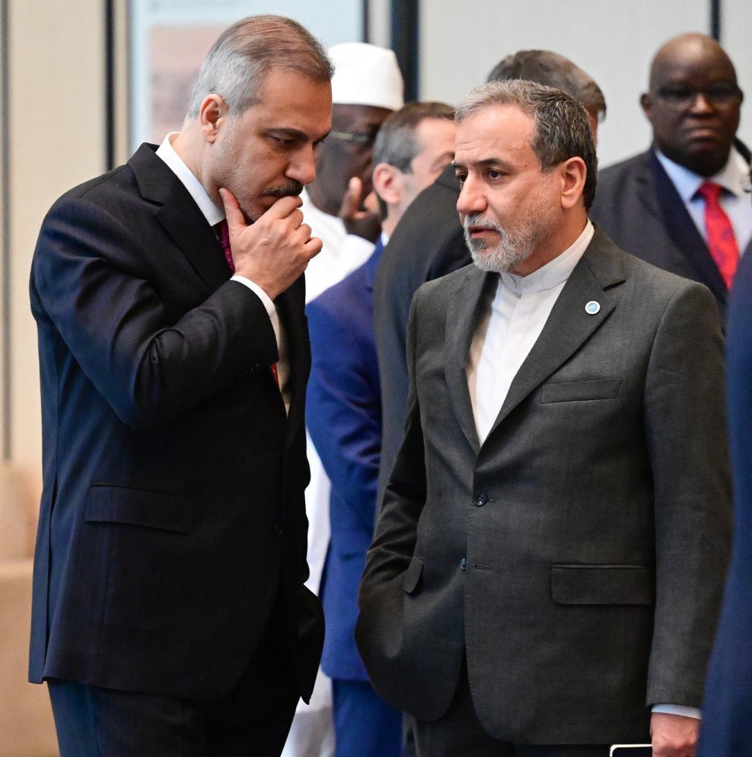 Hakan Fidan bir elini cebine diğerini çenesine koydu. 

Bu tüm oyunları bozar !