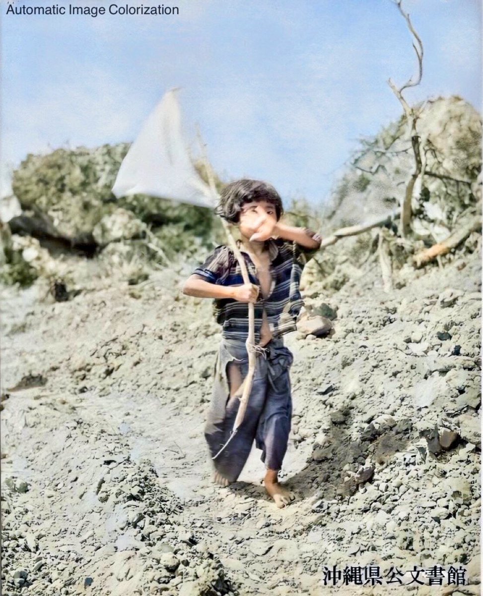 horinyo's tweet photo. 80年前の沖縄

1945年6月 白旗の少女

白黒写真を、人工知能＋手動補正でカラー化しました。

#沖縄1945 https://t.co/ZojHG7lFCu