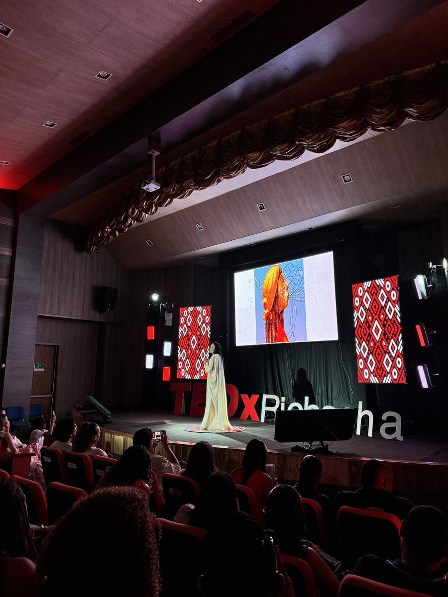 ¡Impactante!✨

🏜️ Sindri González, nuestra primera speaker, nos llevó en un viaje a través de su cultura y nos hizo reflexionar sobre la importancia de tejer historia. 

¿Cómo está nuestro tejido? 🤔

 #TEDxRiohacha #SindriGonzález #TejiendoHistoria #Tedx #TedTalk #Riohacha