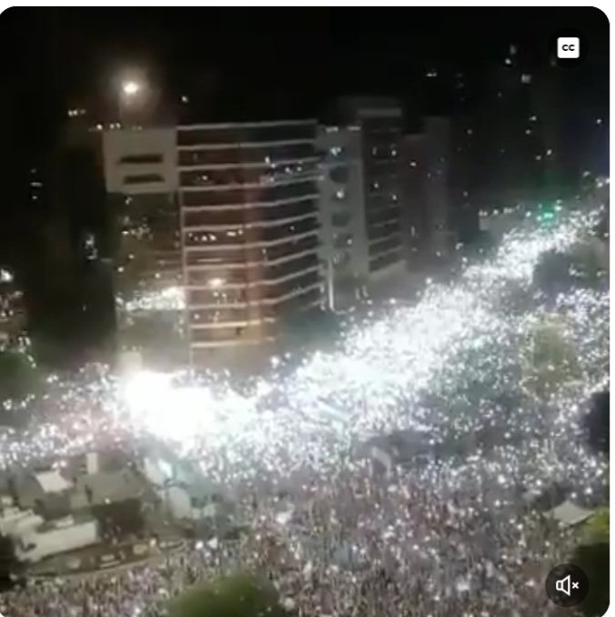 Un brillante recuerdo de las linternas de los celulares... Un hermoso recuerdo de las luciérnagas de Mauricio Macri 💛💛💛💛💛💛