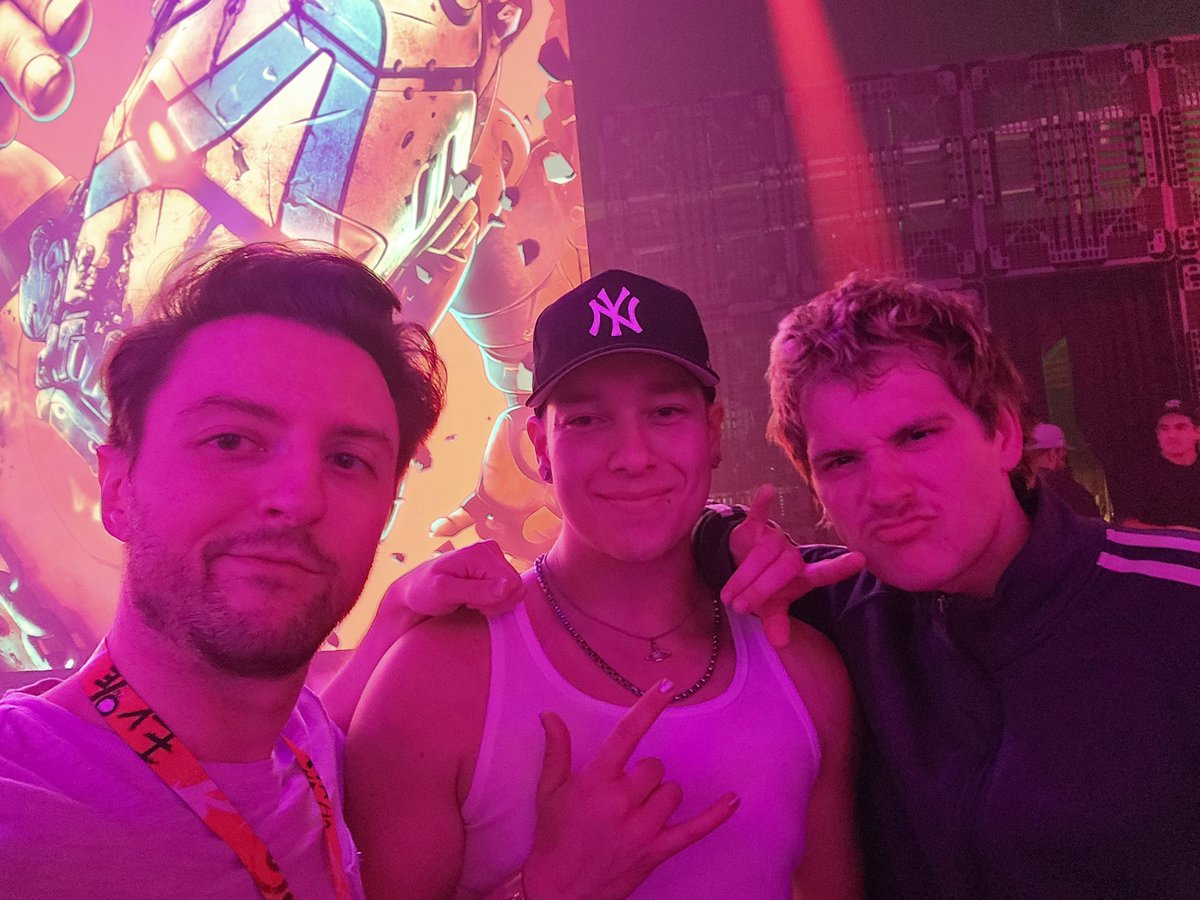 DattosDestiny's tweet image. YOOO @JoeyValence @heybrae thanks for the pic and fun show, was dope getting to see y'all live