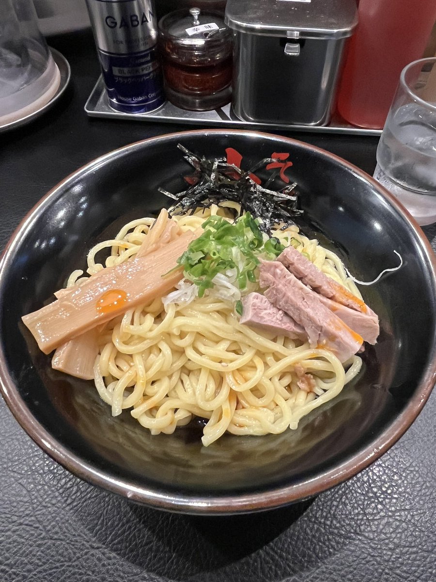 油そばは
器からはみ出すほど背脂がかかっている物だと思ってて
20代の頃から食わず嫌いしてたんだけど
メンバーが愛して止まないので
地元店舗ですが初挑戦してきた

ケイくんが言ってたようにギトギトじゃなくて美味しかった

W盛りペロリはさすが男子

 #エンしゃべ  #andTEAM