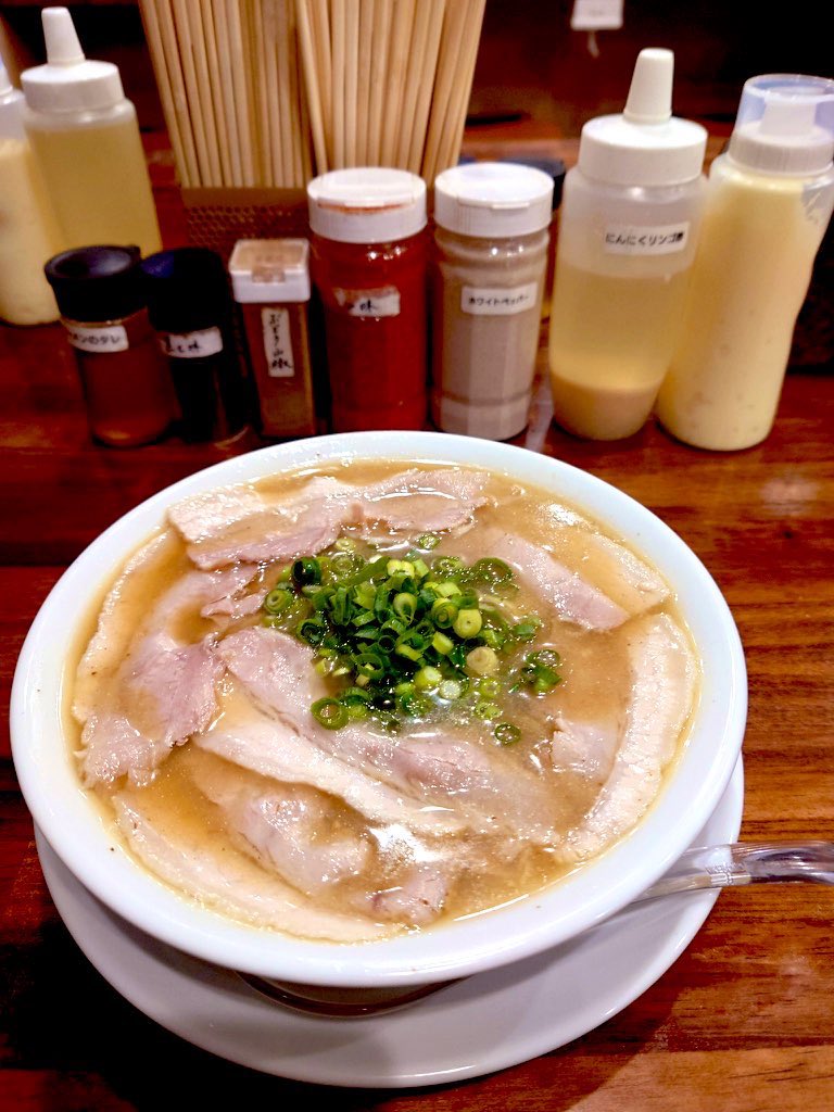 おはようございます🙇‍♂️

肉中華そば　900円

ライス一杯無料は本日迄でしたがお客様のお陰様で目標杯数に日々達成してるのでもう少し頑張って無料延長させて頂きます❤️

煮干しと数種類の節を使い、お肉40〜50キロの肉出汁です😆

マヨネーズなど使ってセルフ肉丼を作って楽しんで下さい😆