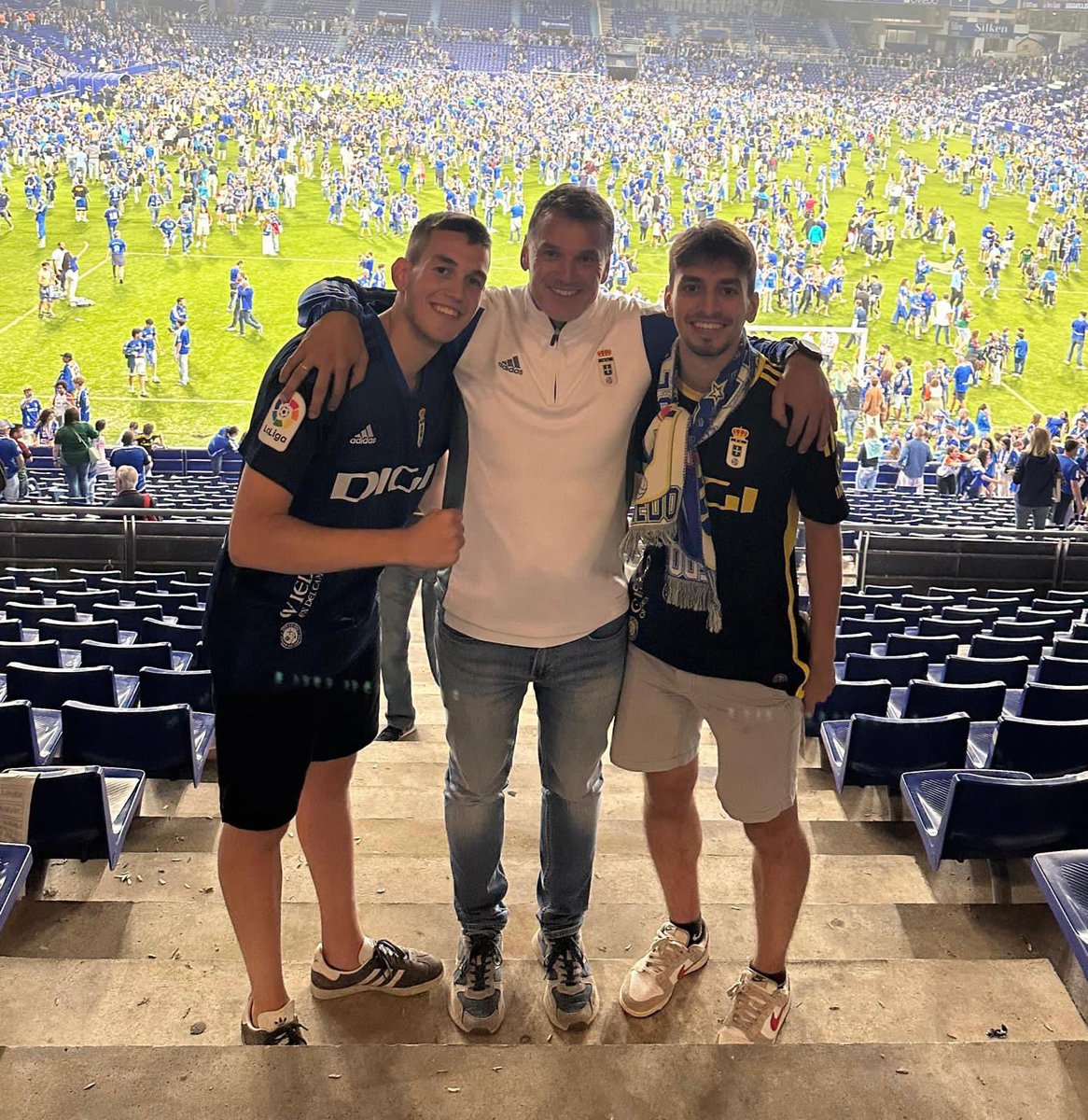 Esteban1portero's tweet image. 24 años después volvemos a ocupar el lugar que merecemos @RealOviedo. Enhorabuena a tod@s los carbayones y  en especial a vosotros dos que sabéis lo que es sufrir por el REAL OVIEDO
¡SOMOS DE PRIMERA ⚽️💪