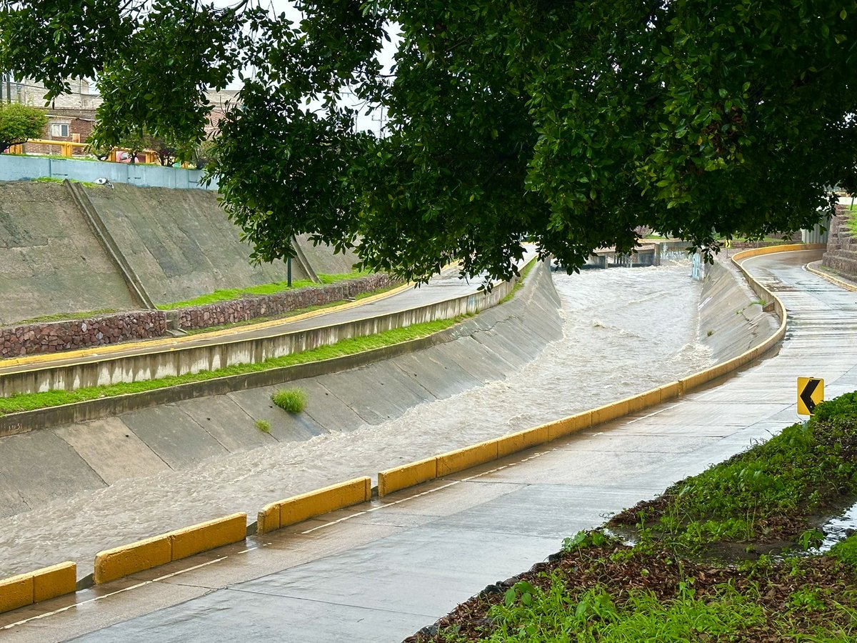 🌧️ ¡Hola, amigos!

Las lluvias continúan en nuestra ciudad, por eso los invitamos a tomar precauciones. 🚧
Hemos cerrado el malecón del río por la seguridad de ustedes y de sus familias. 👨‍👩‍👧‍👦🩵
Nuestro equipo se mantiene atento ante cualquier situación para cuidar de ti y los