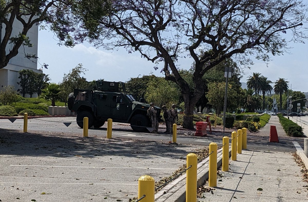 Spotted ICE outside the LA passport agency. Get out of our city 🖕🏻