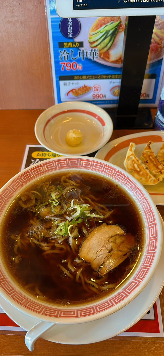 ジョギングしたので朝ラーしに幸楽苑きた！
郡山ブラックと餃子つきで500円は安すぎて値段バグってない🤣
ジョギングした後のラーメンうまい！