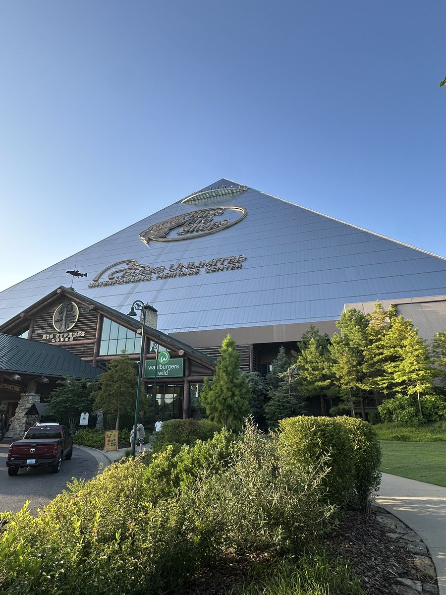 knittykitty's tweet image. A lovely afternoon hanging out at the Bass Pro Shops Pyramid, hope I haven’t missed any news or anything!