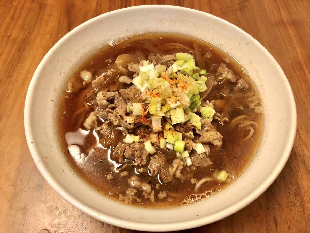 牛丼風ラーメン
若い頃に数年間、吉野家でバイトしていたので牛丼をたまに作ります
めんつゆ、ダシダ、白ワイン、生姜の搾り汁がマイポイント
牛肉はアメリカ産バラ肉
創味のつゆで伸ばしてスープにしてラーメンに仕立ててみました
ネギを散らして七味をぱらり、紅生姜を忘れました（笑）
#創味のつゆ