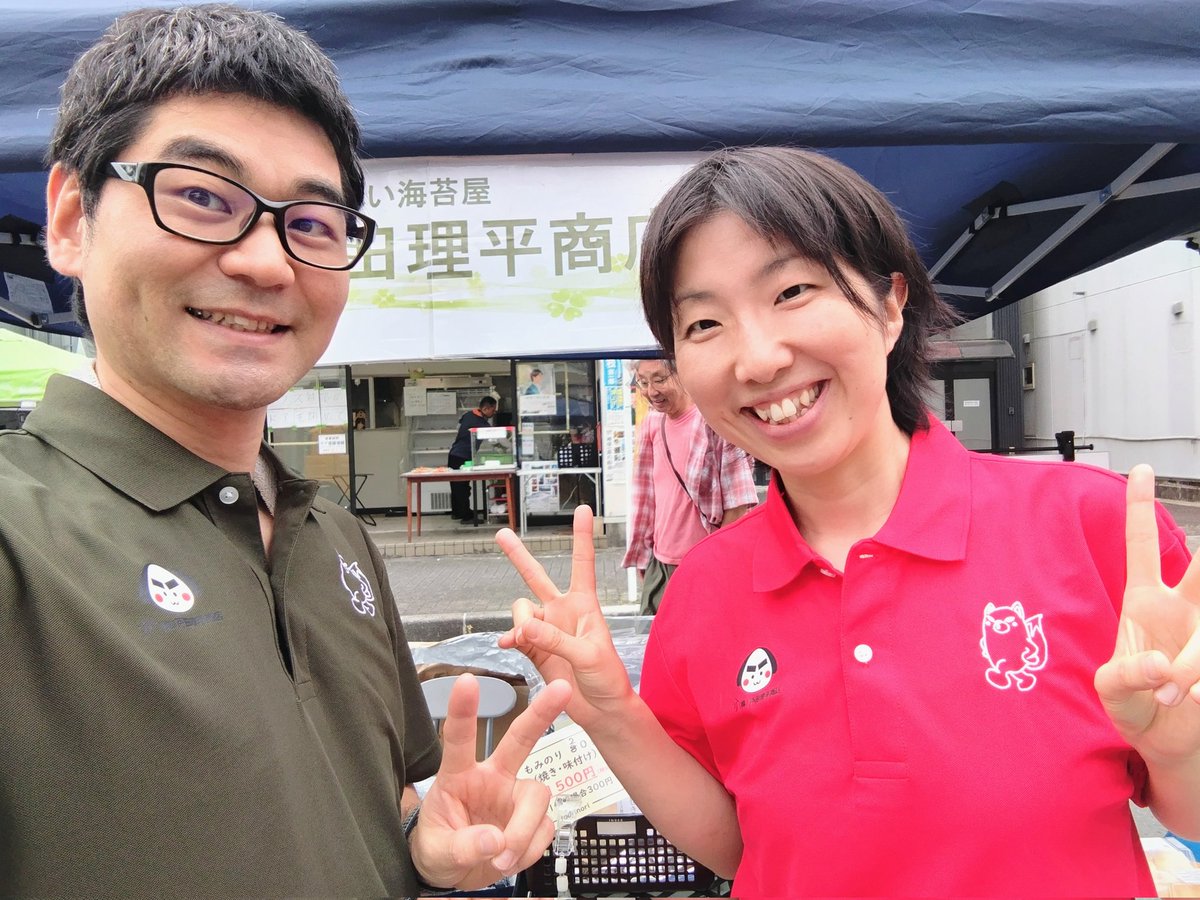 todanoriya's tweet photo. 本日9〜12時半はしんしろ軽トラ市に出店中！よりどりセールは2つで500円/1000円/1300円、4つで500円です。
毎回好評の海苔が選べるおにぎり（塩・味噌・酢）も販売中です。
今日はおニューのオリジナルポロシャツ（いなりん&amp;クーニー）着て頑張ってますので是非お立ち寄りくださいっ！ https://t.co/Sg1t3Q3aES