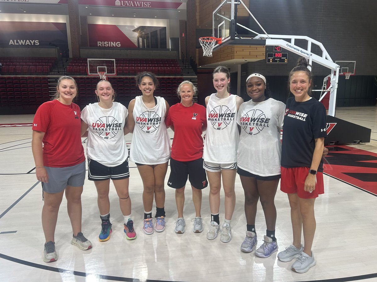 rileyEbrooks's tweet photo. Super fun camp! Thank you for the invite!!! @TBWexposure @UVAWISEWBB @coachtaymiller @IHS_lady_eagles https://t.co/sNwlrWi0ua