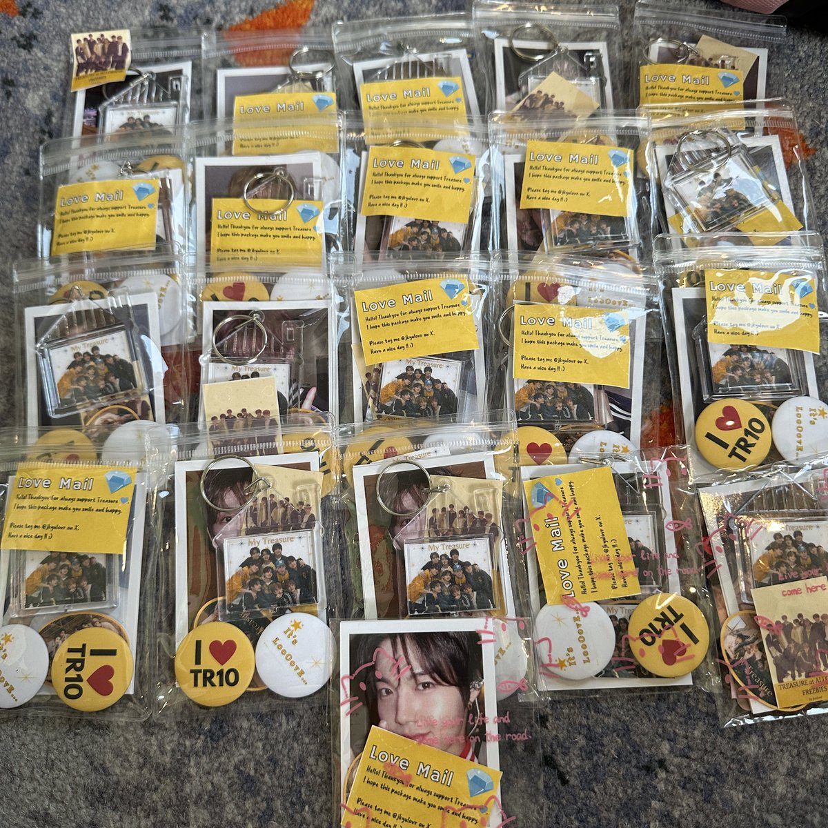 Kalau nanti tiba2 aku colek jgn lari yaa 😭🙏🏻 yg udah dpt bilang aja yaa 😭🙏🏻

nanti itu ada bbrpa freebies yg isinya polaroid sama sticker aja