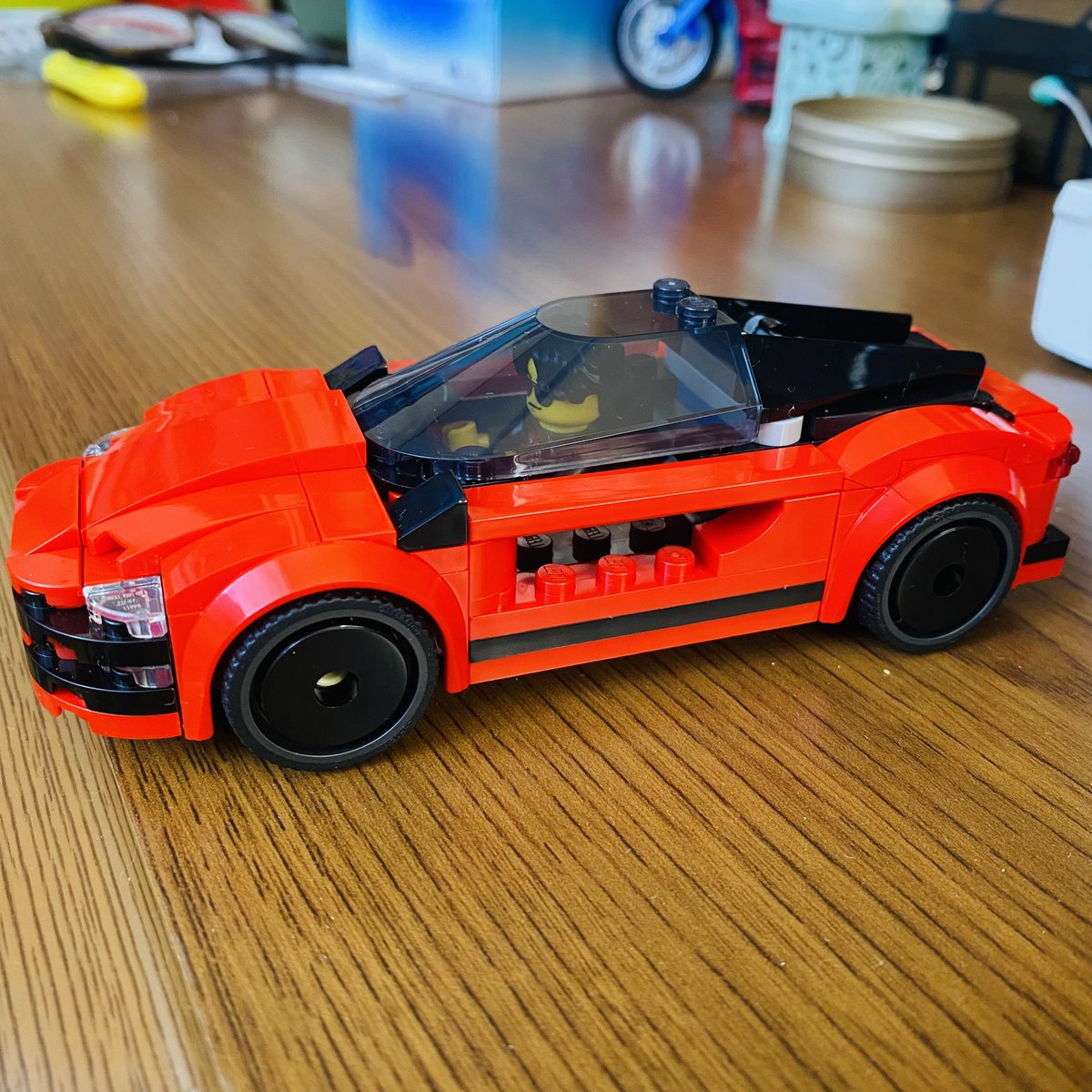 朝6時に子供に叩き起こされ何かと思いきや、昨日買ったLEGOを組み立てろと…
最近のLEGOは子供用でもクオリティ高いなぁ
組み立てるのも楽しい😃
大人がハマりそう😅