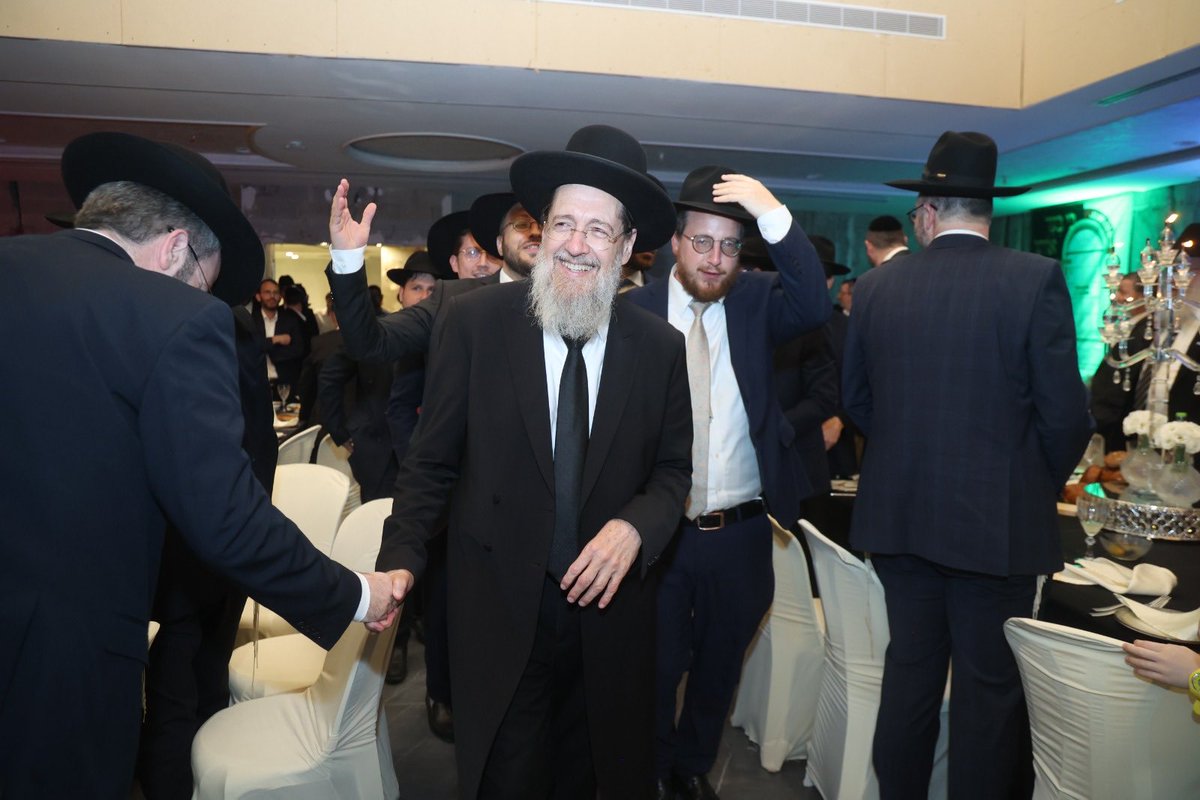 הפוסק הגאון רבי בן ציון הכהן קוק הורה הלילה מיד לאחר קבלת הבשורה אודות התקיפה האמריקנית במתקני הגרעין באיראן לומר את תפילת ׳אשר הניא עצת גויים׳ הנאמרת בפורים לאחר מגילת אסתר