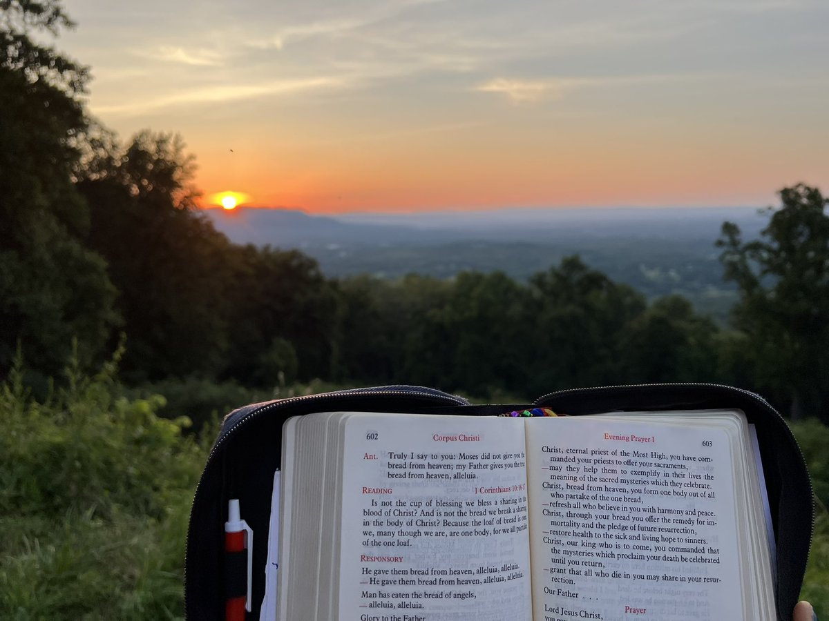 DeaconRoberts15's tweet photo. Evening prayer 1 for Corpus Christi, from Skyline Drive, Shenandoah N.P. #BreviaryViews #LOTH #eveningprayer #vespers https://t.co/lJPHT6vvkC