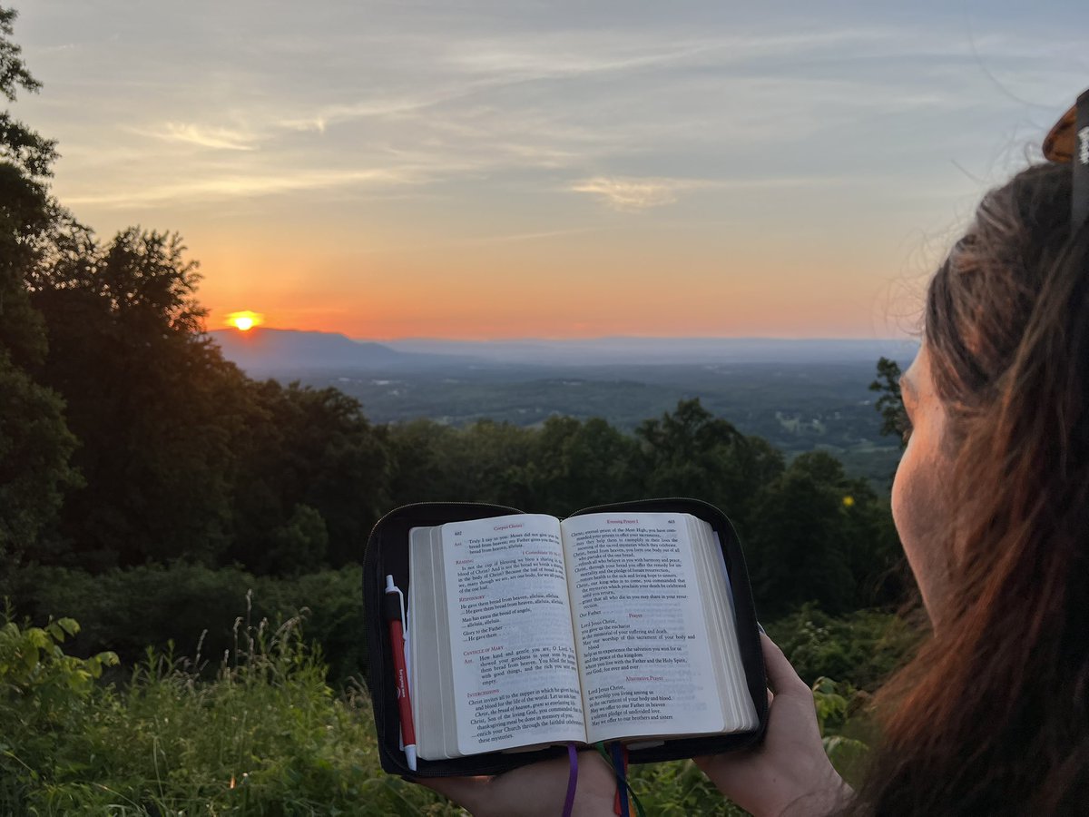 DeaconRoberts15's tweet photo. Evening prayer 1 for Corpus Christi, from Skyline Drive, Shenandoah N.P. #BreviaryViews #LOTH #eveningprayer #vespers https://t.co/lJPHT6vvkC