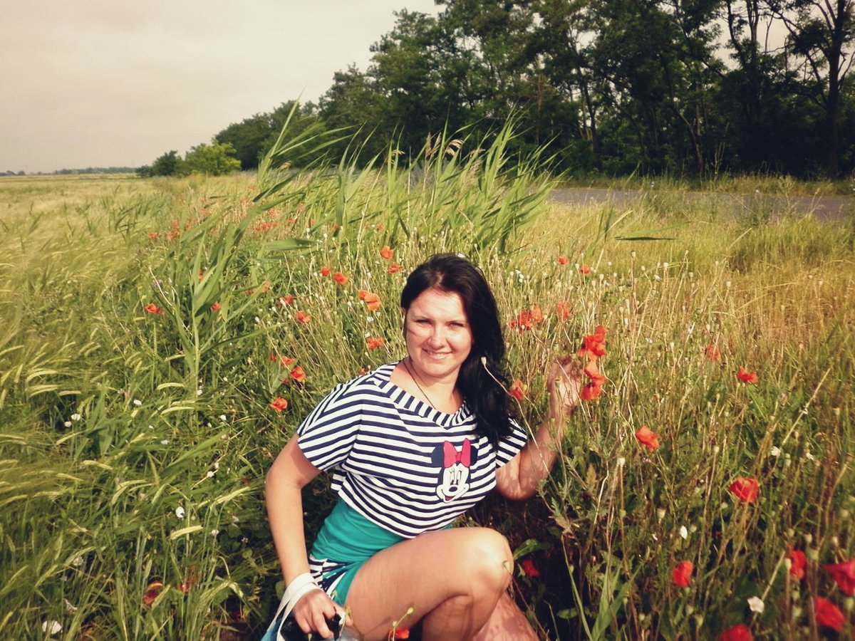 Вспомнилось, как в детстве казалось, что лето - это навсегда. Что жаркие дни с запахом зелени и пыли будут длиться бесконечно. Каждый мак был как маленький праздник, а целая поляна - о, это по-настоящему впечатляло! Сейчас накал чувств уже не тот, но природа все равно действует.