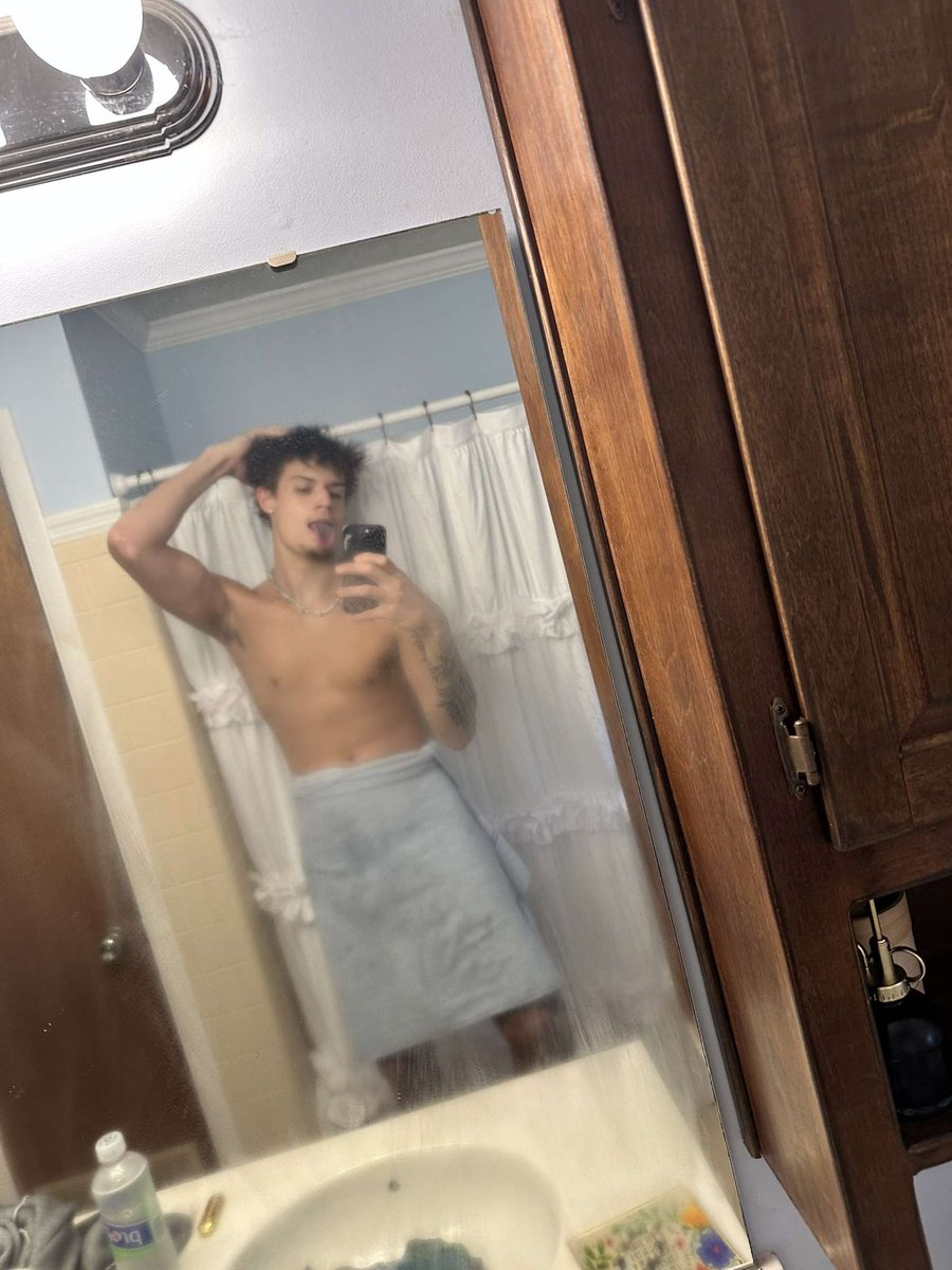 bnetinc's tweet photo. Comment “hey”  to take the towel off 😏 https://t.co/U2VI6bP9am