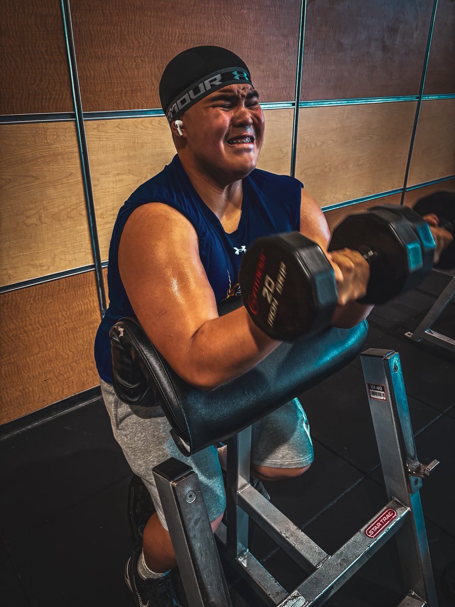 Freshman szn just the beginning. Been in the lab all off-season—weights, film, footwork. Stay tuned. 💪📈 #GrindMode #YearOne #LinemanWork